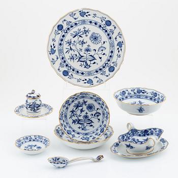 A 134 piece porcelain dinner service, "Zwiebelmuster", Meissen.