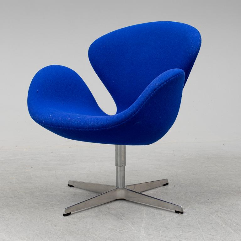 ARNE JACOBSEN, fåtölj, "Svanen", Fritz Hansen, Danmark, 2006.