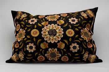 ÅKDYNA, broderad, 1900-talets första hälft.