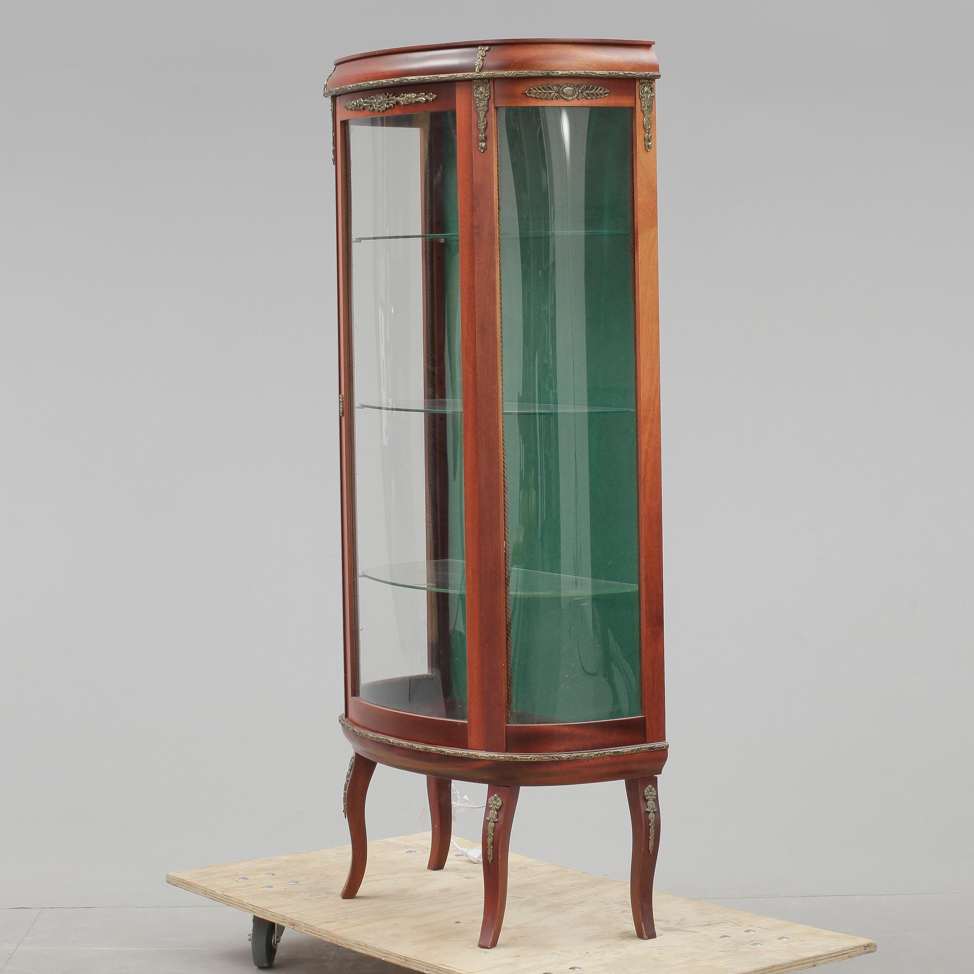 VITRINSKÅP, Louis XVI-stil, 1900-talets andra hälft.