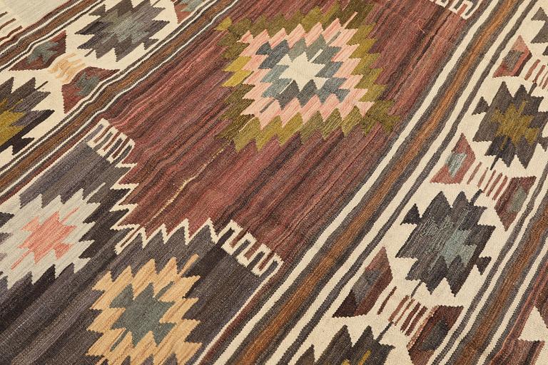 A Kelim carpet, 295 x 198 cm.
