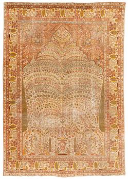 An antique Tabriz carpet, ca 404 x 276 cm.