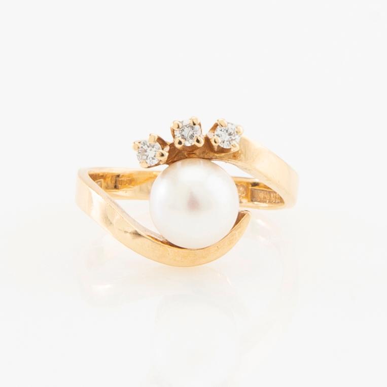 Ring in 18K gold set with round brilliant-cut diamonds and a cultured pearl.