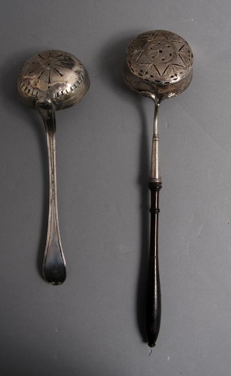 GRÄDDKANNA OCH STRÖSKEDAR, 1+2, silver, 1800-tal.