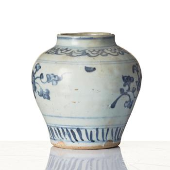 Urna samt fat, porslin. Mingdynastin (1368-1644).