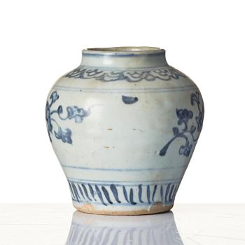 A blue and white jar and a dish, Ming dynasty (1368-1644).