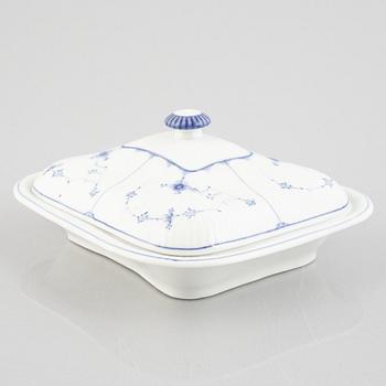 A 'Blue Fluted' / 'Musselmalet rifflet' dish with cover, Royal Copenhagen, later part of the 19th century.