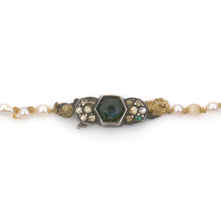 COLLIER, odlade saltvattenpärlor, lås i silver med safir.