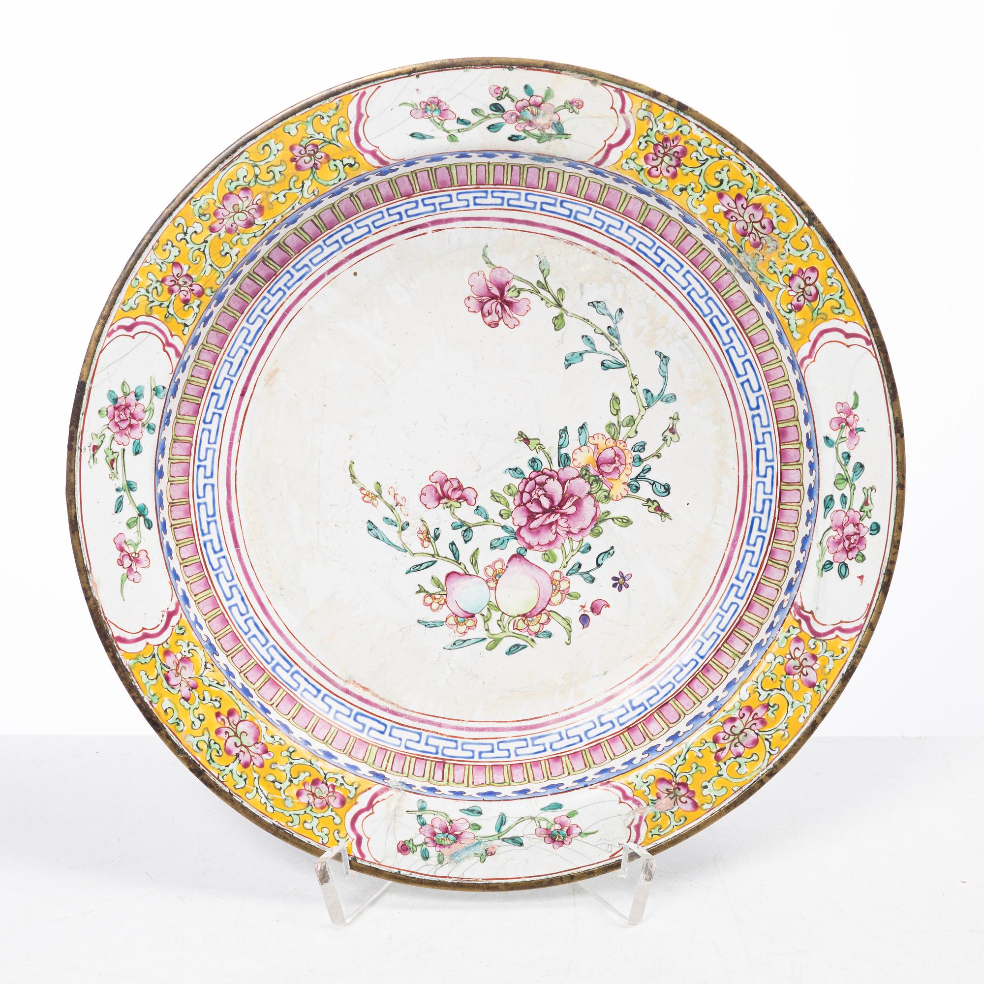 Parti, porslin samt fat i emalj på koppar, nio delar. Qingdynastin, 1700-tal.