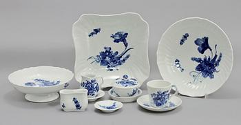 SERVISDELAR, 122 st, porslin, "Blå blomst, Royal Copenhagen, 1900-tal.