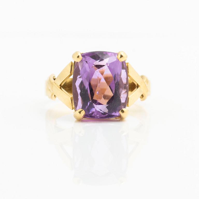 A amethyst ring.