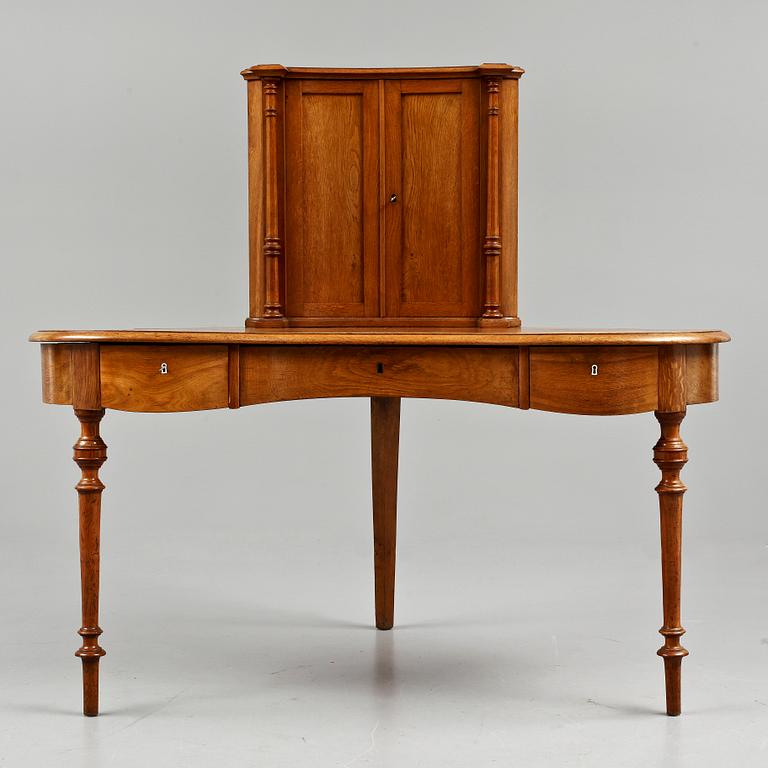 HÖRNSKRIVBORD, sekelskiftet 1900.