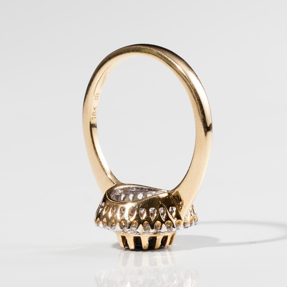 RING, 18K guld, safir, 14 briljantslipade diamanter ca 0,50 ct. Vikt 5,7 g.