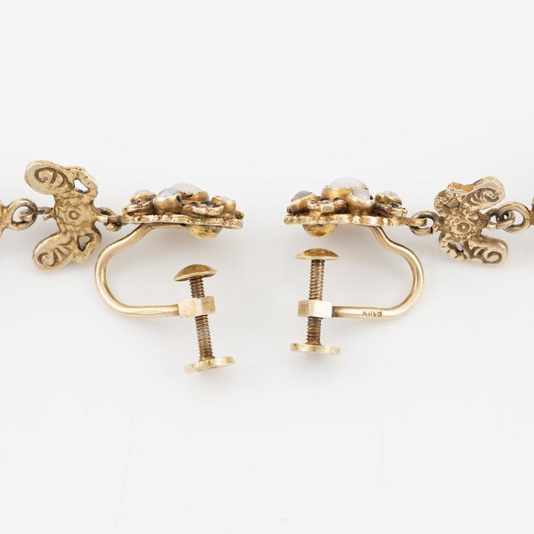 Örhängen, ett par, silver med ametister och pärlor.