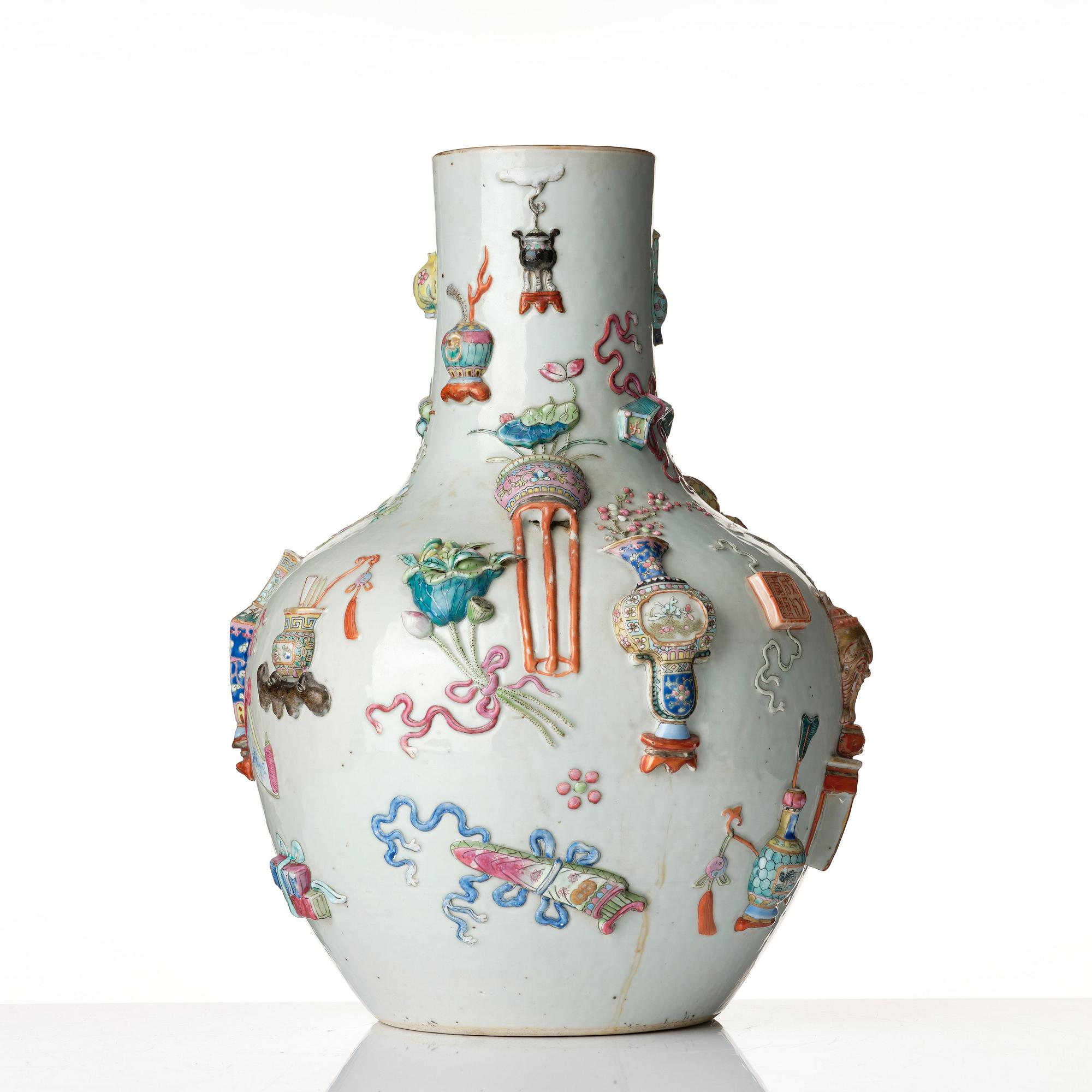 Praktvas, porslin. Qingdynastin, 1800-tal.