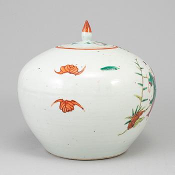 A famille rose jar with cover, Qing dynasty, late 19th/early 20th century.