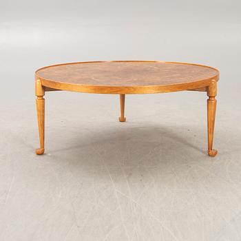 A Josef Frank walnut coffee table nr 2139 for Firma Svenskt Tenn alter part of the 20th century.