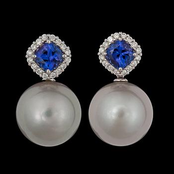914. A pair of South Sea pearls, Ø 16 mm, and tanzanites, tot. circa 2.50 cts, and diamonds, tot. 0.63 ct, earrings.