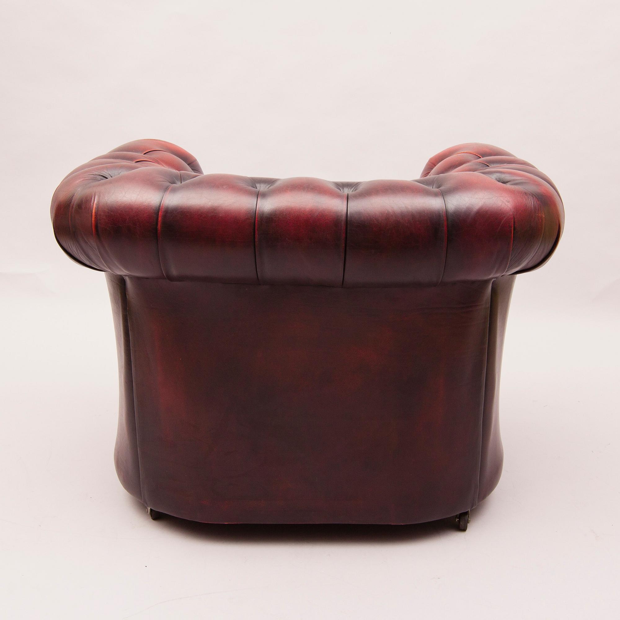 FÅTÖLJER, ett par, Chesterfield-modell, 1900-talets senare hälft.