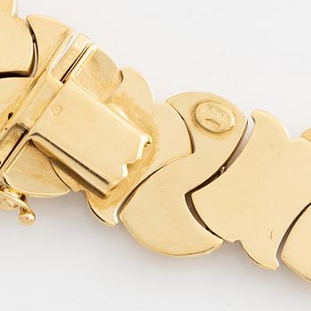 An 18K two coloured gold necklace.
