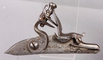 JAKTFLASKA samt FLINTLÅS, glas samt metall. 1800-tal.