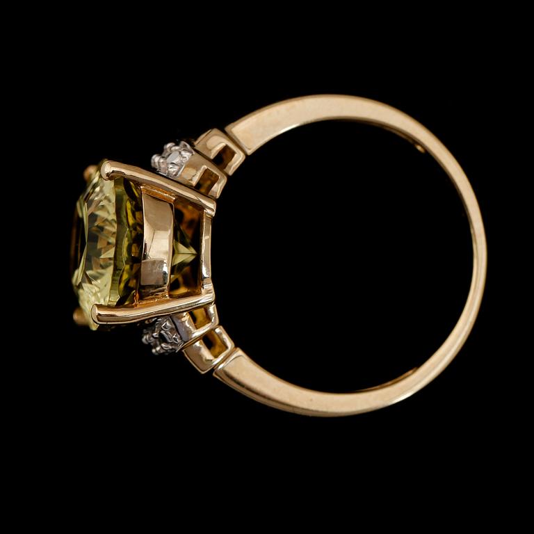 RING, 10K guld och vitguld, kvarts och mindre åttkantslipade diamanter.