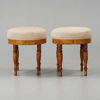 TABURETTER, ett par, senempire, 1800-tal.
