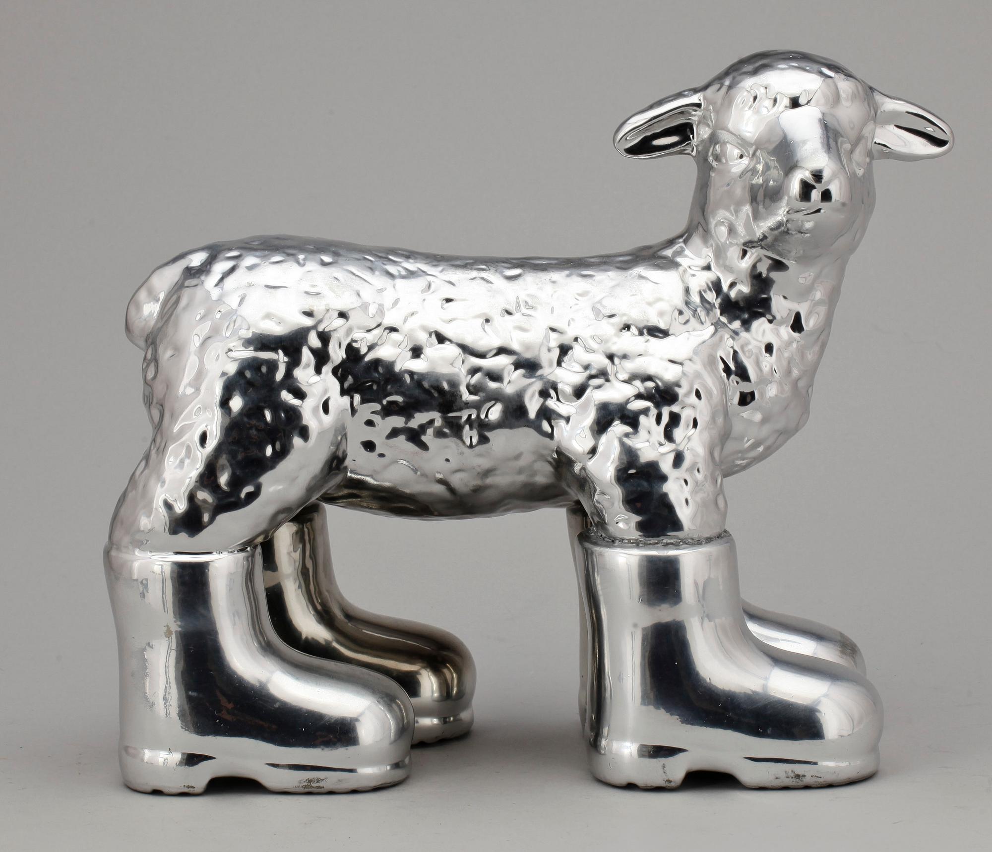 WILLIAM SWEETLOVE, "Cloned porcelain lamb with boots", keramik, sign o numr 46/100.