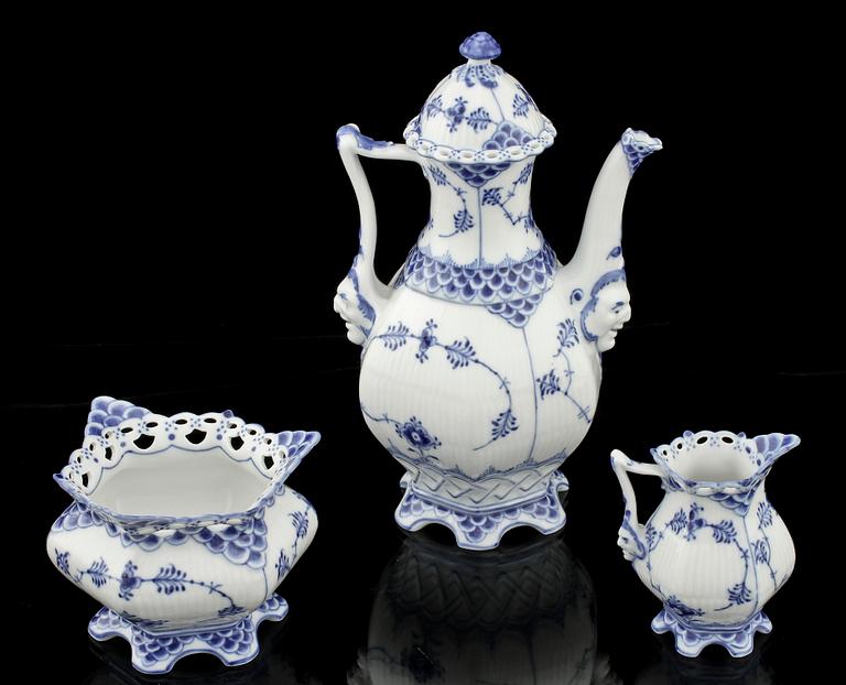 SERVISDELAR, 11 st, porslin, "Musselmalet", Royal Copenhagen.