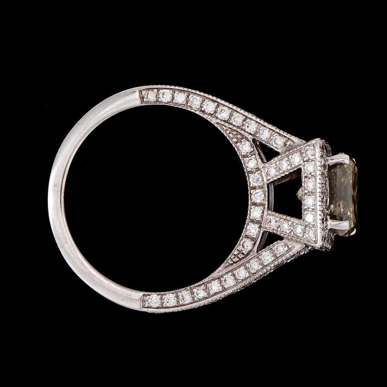 RING, radiant cut diamond, app. 2.30 cts, and brilliant cut diamonds, tot. app. 1 ct.