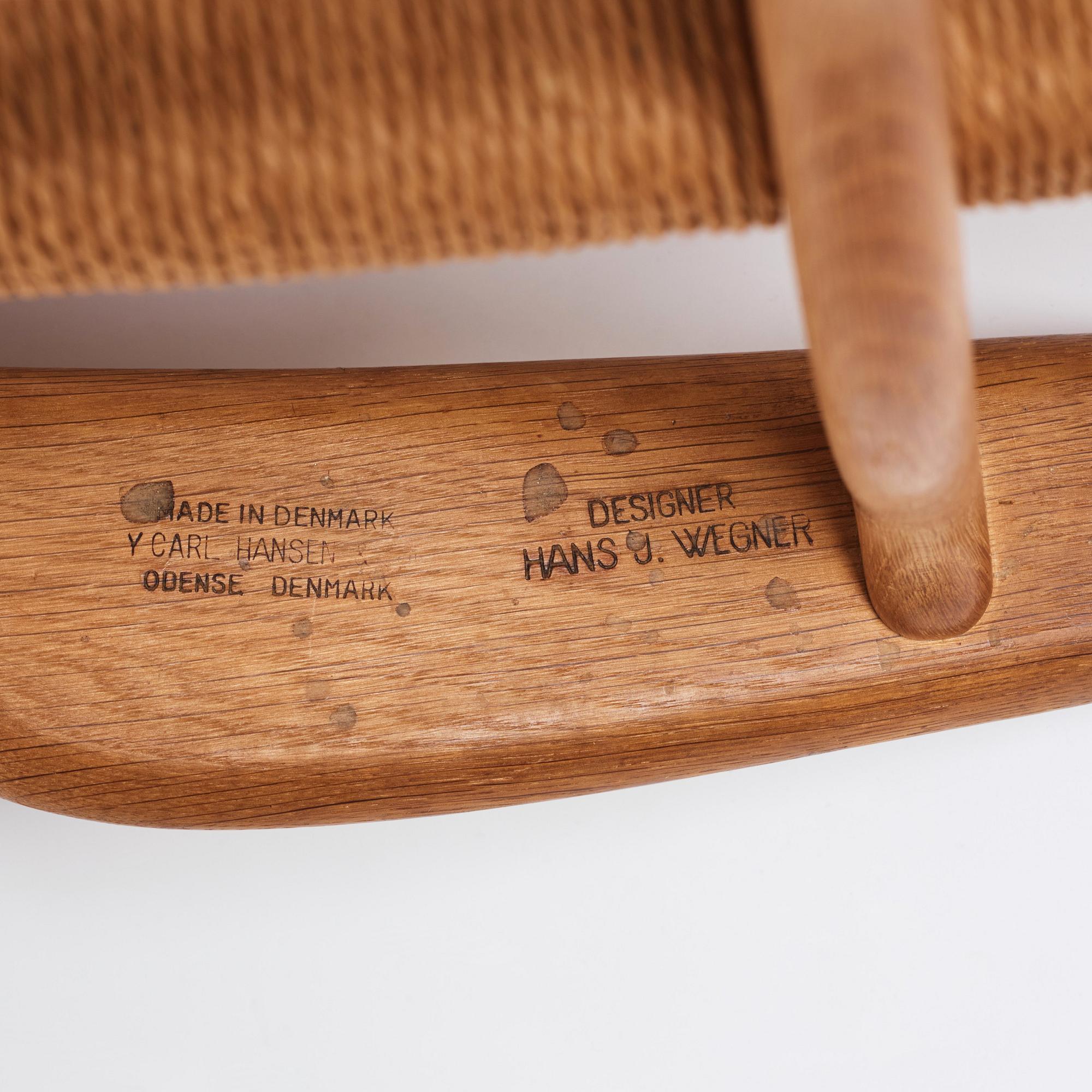 Hans J. Wegner, fåtöljer, ett par, modell "CH 22", Carl Hansen & Son, Odense, Danmark, 1900-talets mitt.