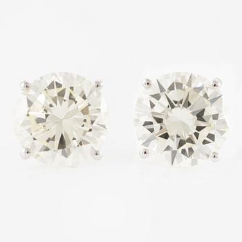 Ett par örhängen 18K vitguld med två runda briljantslipade diamanter totalvikt ca 5 ct.