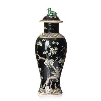 874. A famille verte vase with cover, Qing dynasty, 18th century.