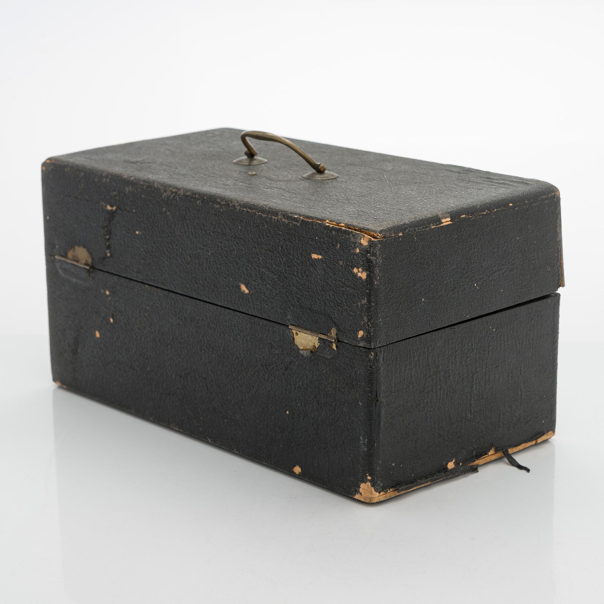 Nattvardskalk med paten, silver, Paris 1798-1809 och Frankrike 1800-tal. I schatull.