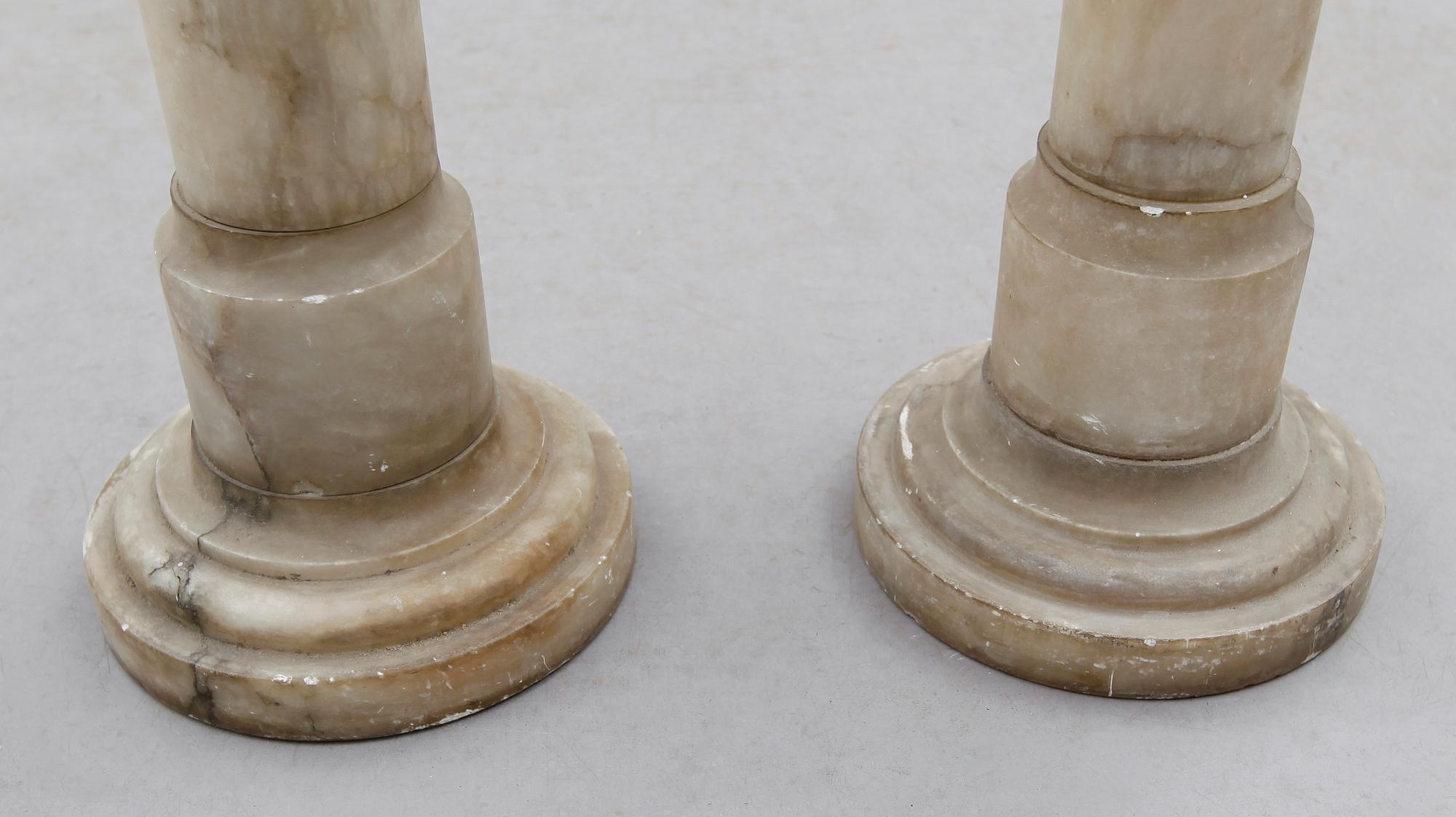 PIEDESTALER,  1 par, alabaster, 1900-talets första hälft.