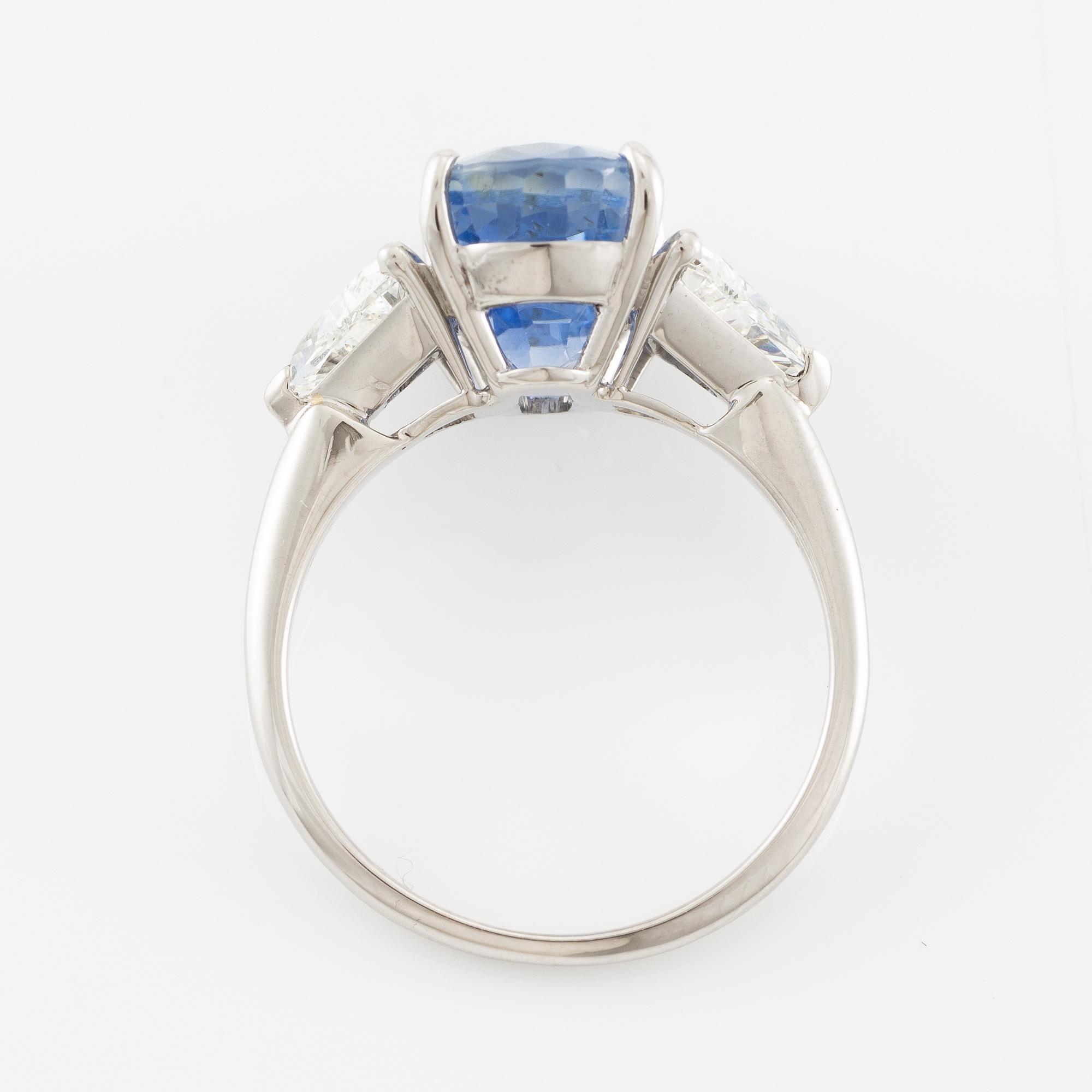 Ring med safir och triangelslipade diamanter.