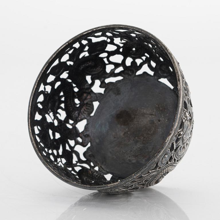 A silver bowl, Wang Hing & Co, early 20th Century.