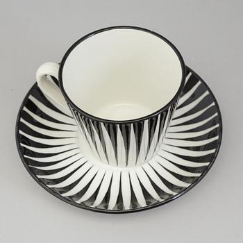 EUGEN TROST, 6 kaffekoppar med fat, flintgods, "Zebra", Gefle. I produktion 1955-1967.