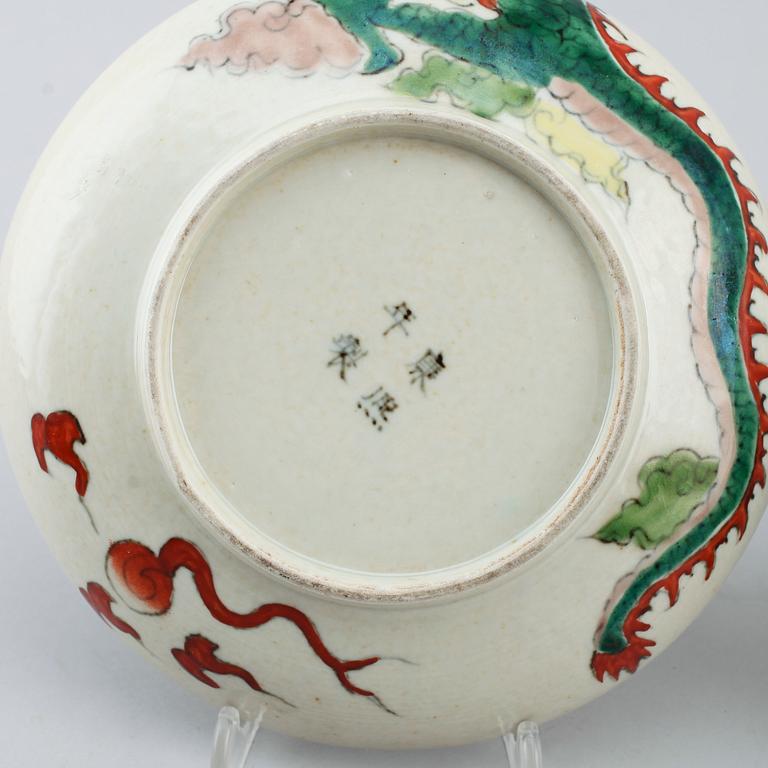 VAS samt TALLRIKAR, 2 st, porslin, Kina, 1900-tal.