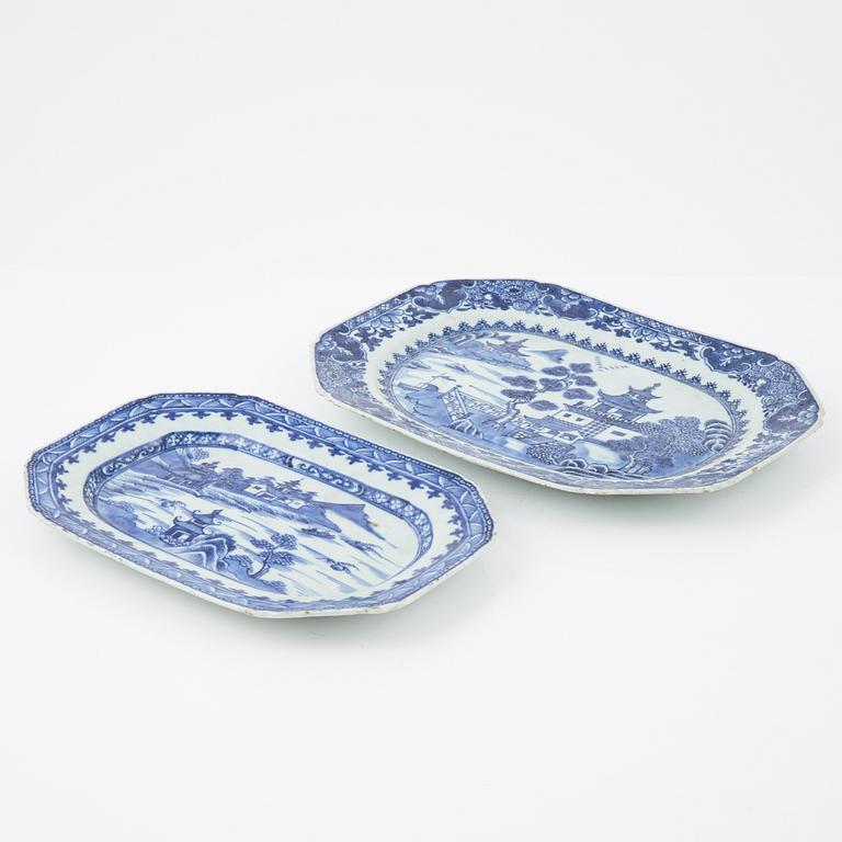 Stekfat, 2 st, kompaniporslin, Kina, Qingdynastin, Qianlong (1736-95).
