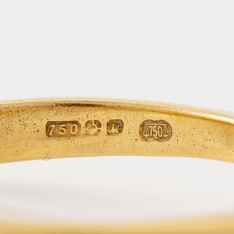 Ring 18K guld med en fasettslipad rubin samt två triangelformade briljantslipade diamanter.