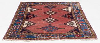 A Persian rug, ca 207 x 156 cm.