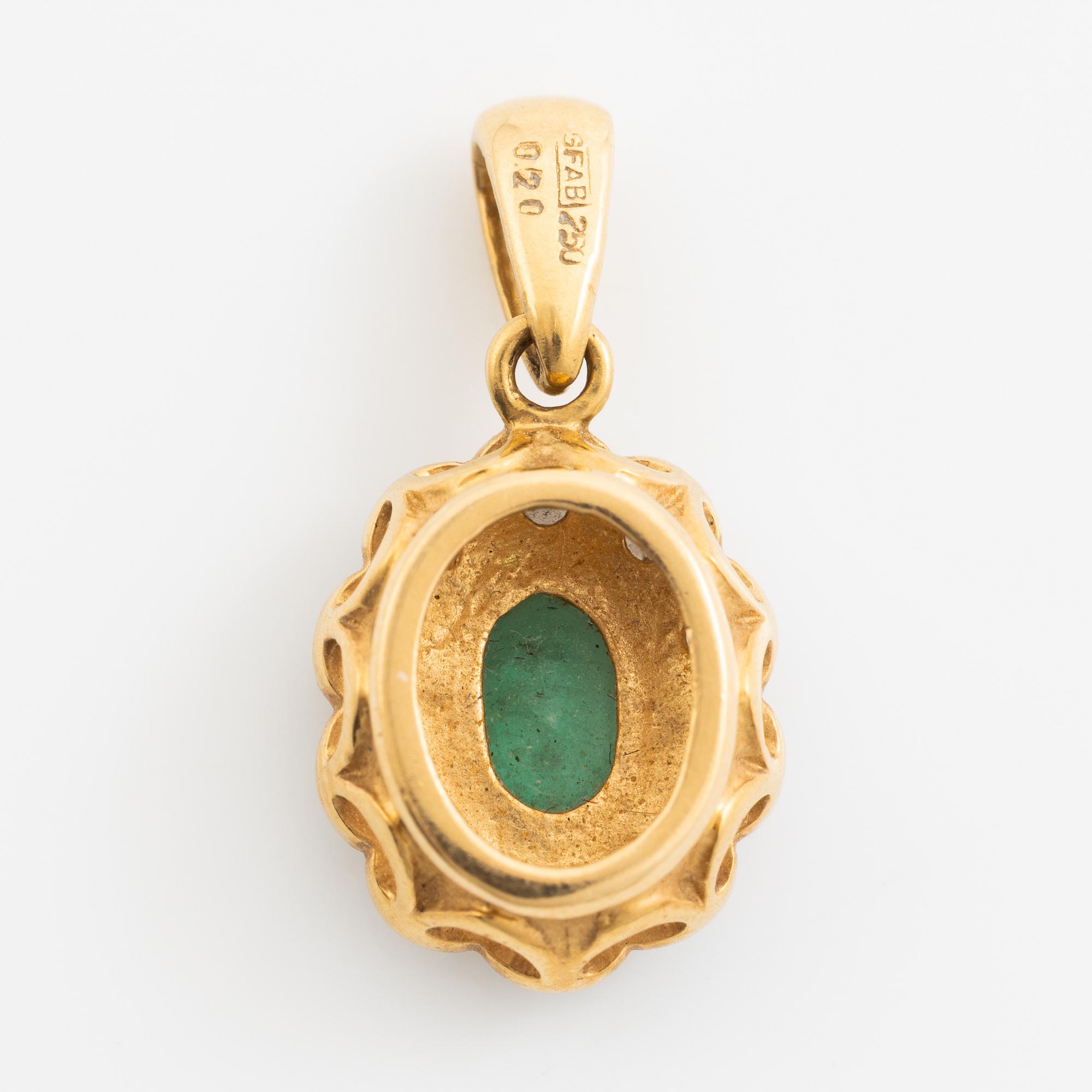 Pendant, carmosé model, 18K gold with emerald and brilliant-cut diamonds.