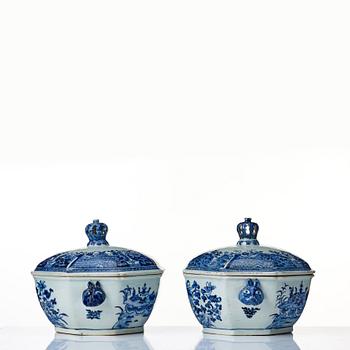 A pair of blue and white tureens, Qing dynasty, Qianlong (1736-95).