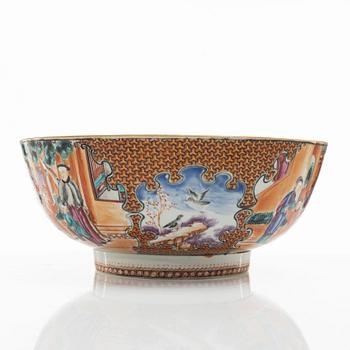 Bålskål, spilkum och bärtallrikar, ett par, porslin. Kina, Qingdynastin, 1700-tal.