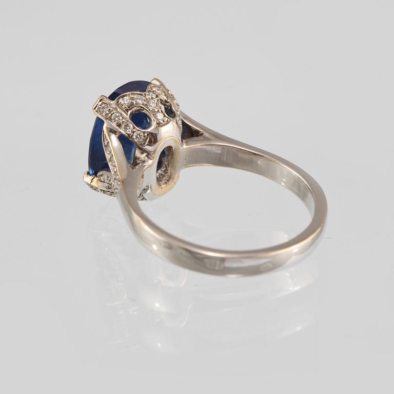 RING, 18K vitguld med safir ca 5.71 ct samt briljantslipade diamanter ca 0.45ct. Vikt 7 gram.