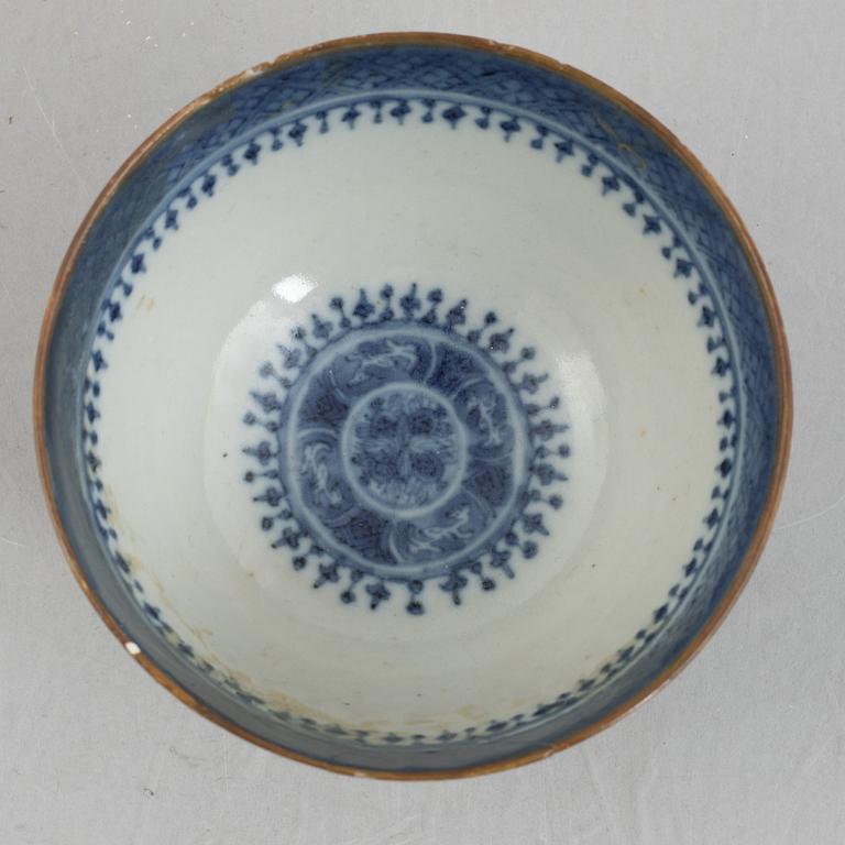 Four pieces of blue and white porcelain, China and Southeast Asia, 18-20h century.