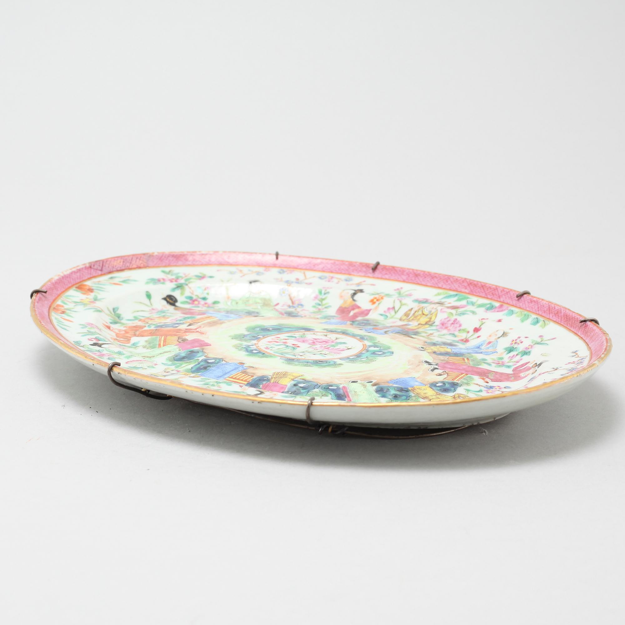 A chinese Canton porcelain plate, 1800-tal.