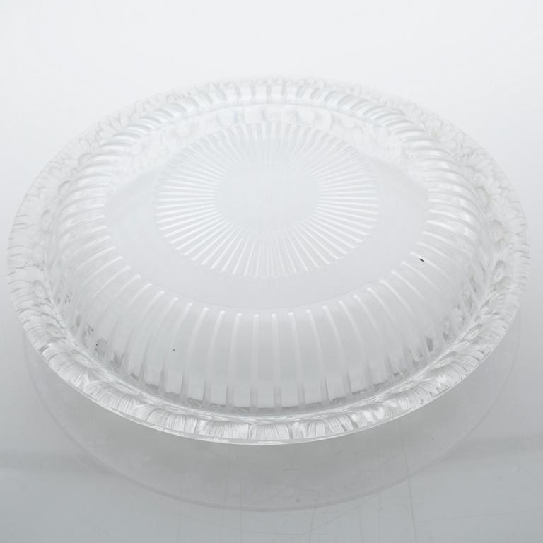 A french Lalique glass bowl from the latter half of the 20th century.