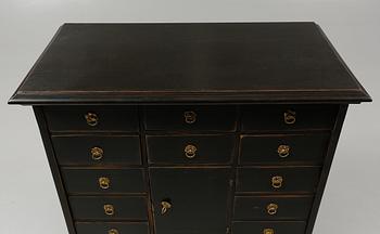 KABINETTSKÅP, delvis 1800/1900-tal.